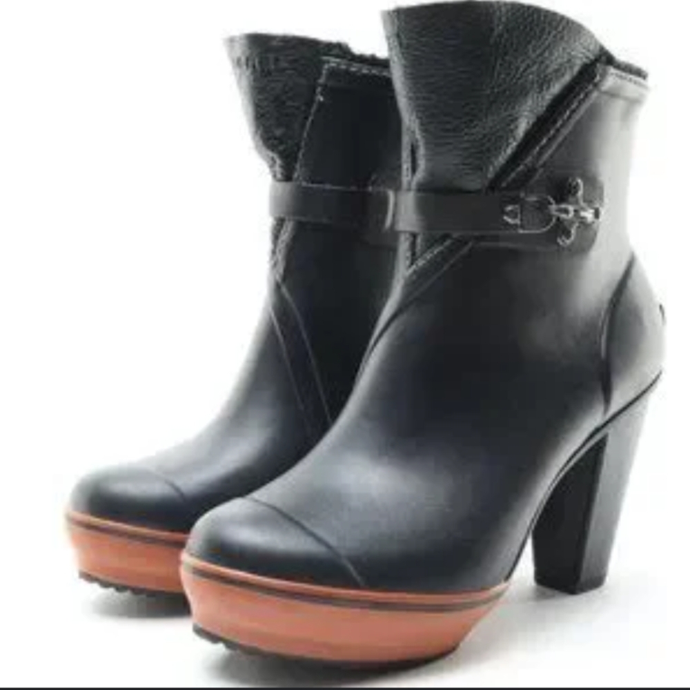 Sorel Black and Orange Rain Boots